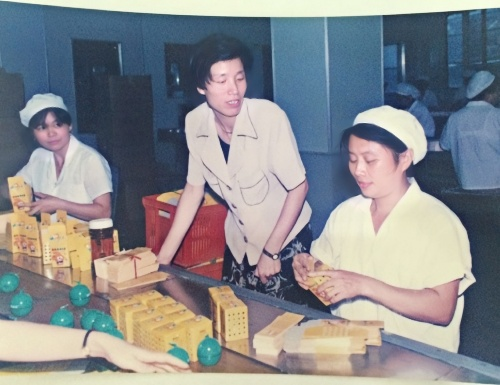 1999年 / 吴文琴视察工厂工作